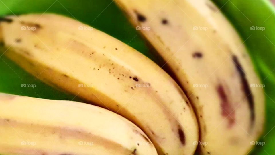 Bananas usually come in different colors, sizes, and firmness.. but they are recognized by their curved, elongated shape, starchy flesh, and rind.