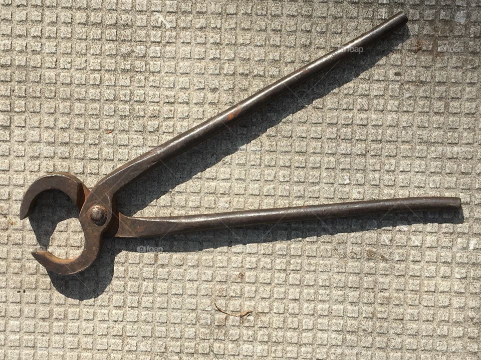 Retro metal fence cutter