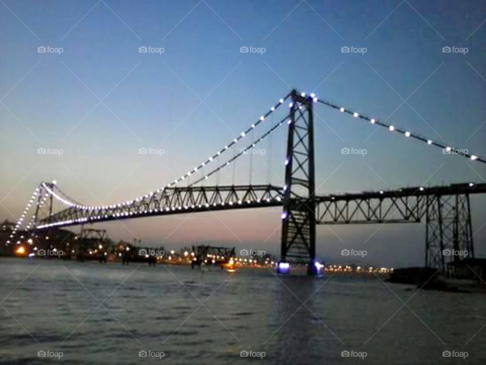 A ponte Hercílio Luz está localizada em Florianópolis, no estado brasileiro de Santa 