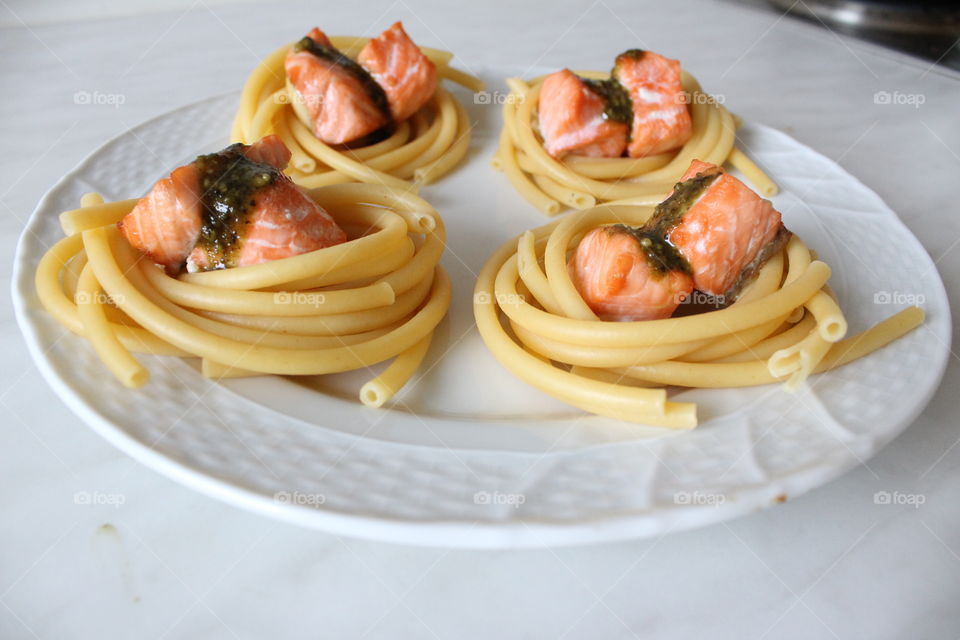 Macaroni with salmon and pesto