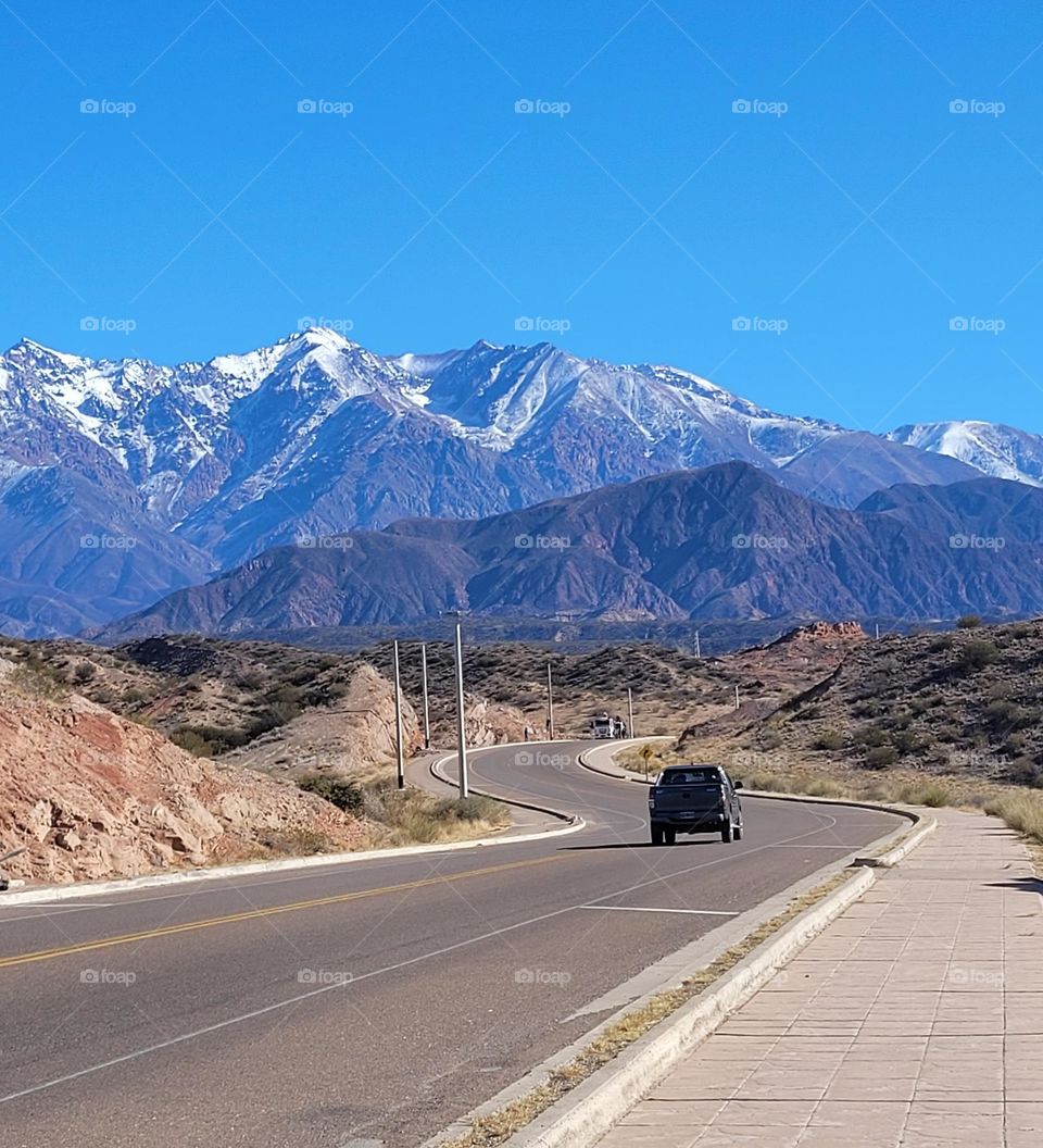 camino a la montaña en Mendoza, Argentina