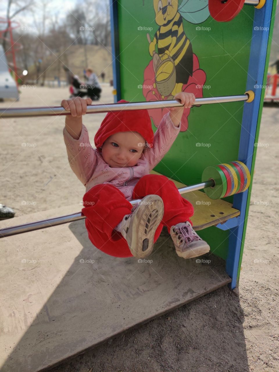 маленький ребенок на гимнастических снарядах