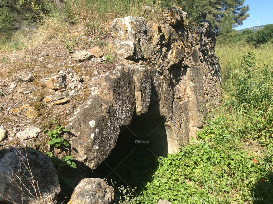 Brücke aus der Römerzeit aufgenommen zwischen Sainte-Valière und Pouzols in Frankreich 