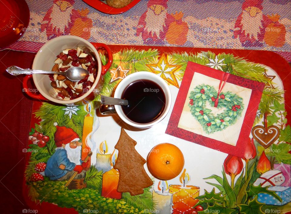 mulled wine and home-baked gingerbread, clementine