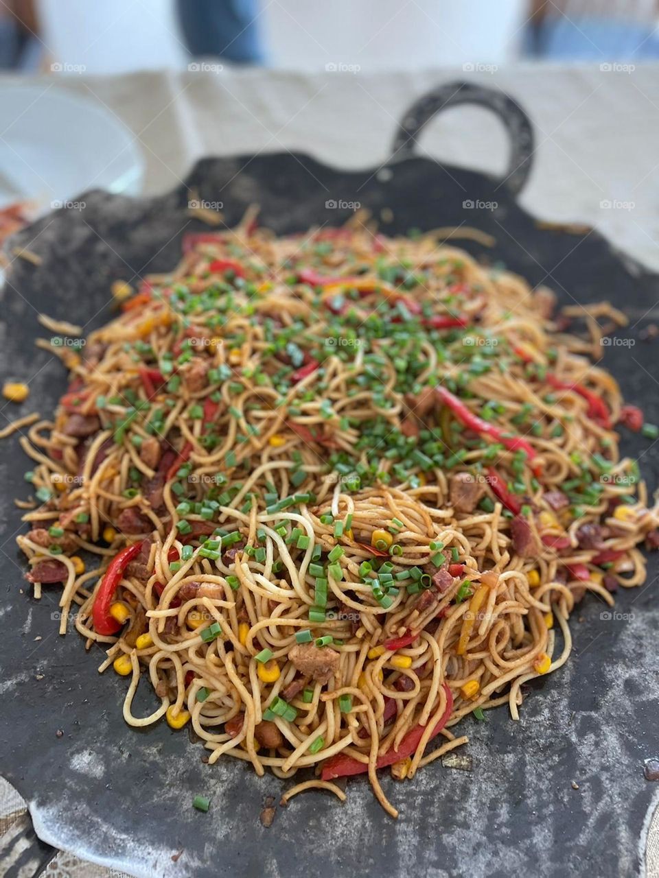 Um delicioso macarrão, feito em um tacho de ferro, pelo meu cunhado. Delicioso!!!👊🏻