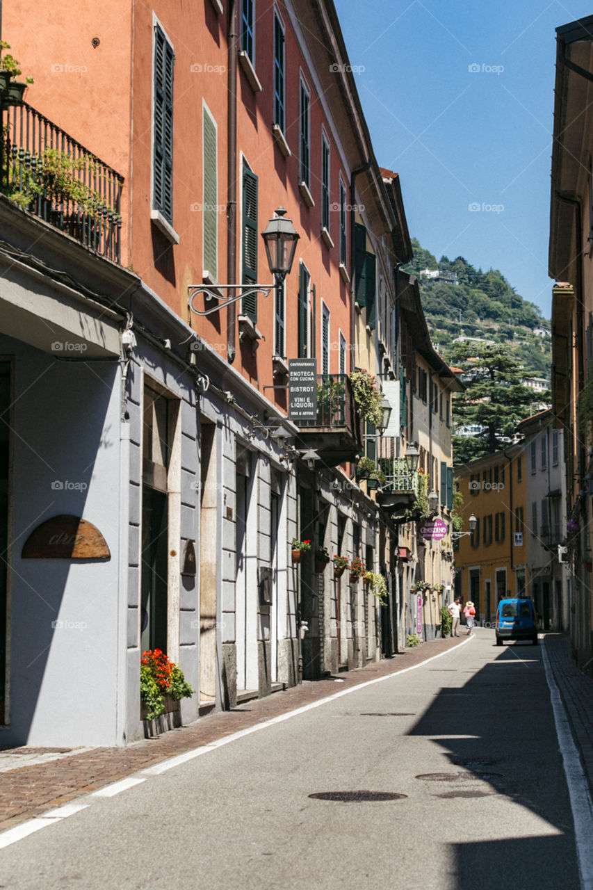 Lago Como no norte da Itália é um lugar lindo para se conhecer na Europa, com paisagens incríveis!