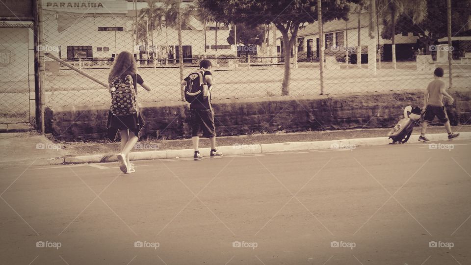 Crianças vindo da escola.