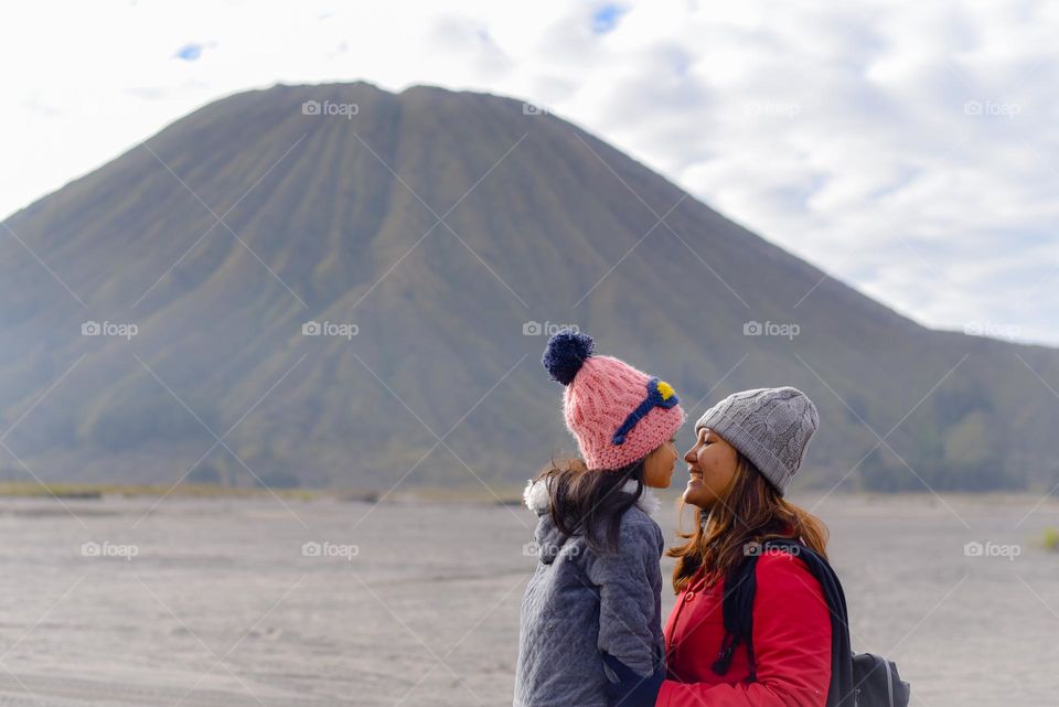 Mother and daughter in front of a mountain