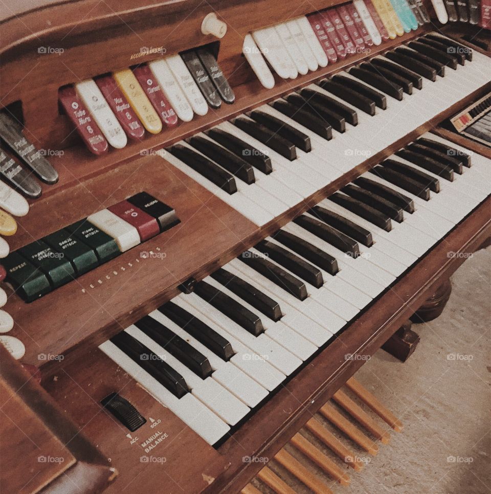 Old organ at a thrift store🍂