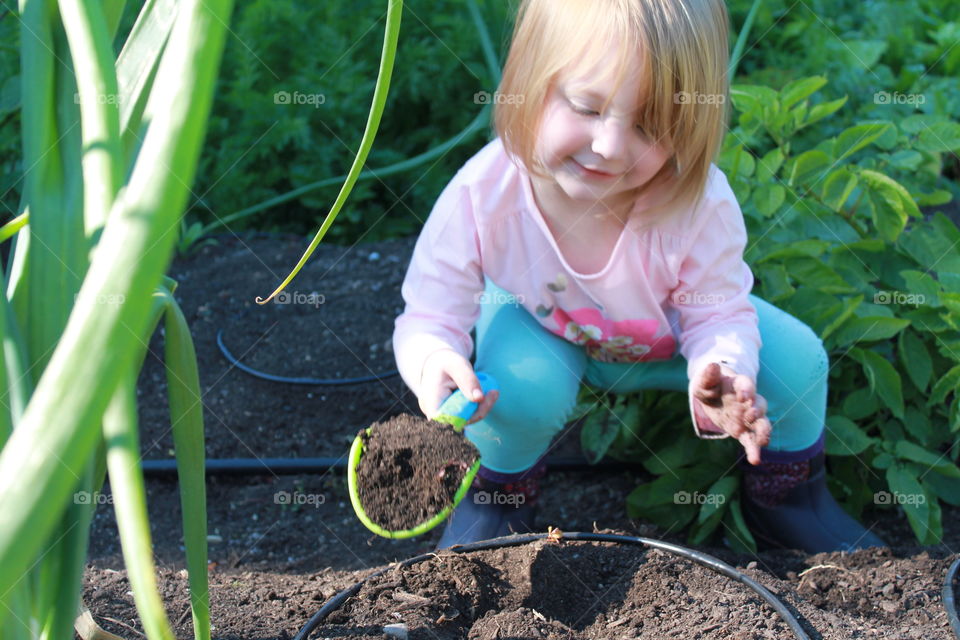 toddler gardening