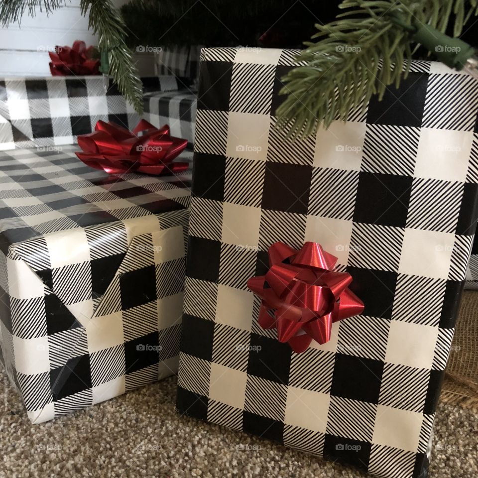 Simple christmas wrapping, plaid wrapping paper, Farmhouse Christmas, red and black Christmas 