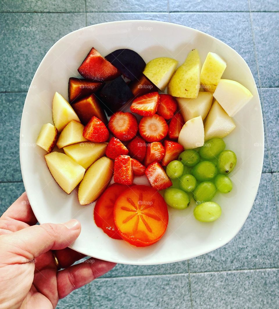 Hora das frutas saudáveis para as crianças: hoje temos ameixa, pêra, maçã, uva, caqui e morango. Tudo bem gostoso e feito com carinho! Quem vai querer?