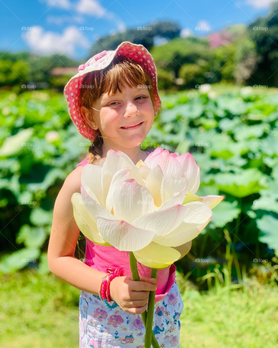 Colhemos flores-de-lótus!
Olhe a carinha da Maria Estela…
👨‍👧‍👧
#PaiDeMeninas