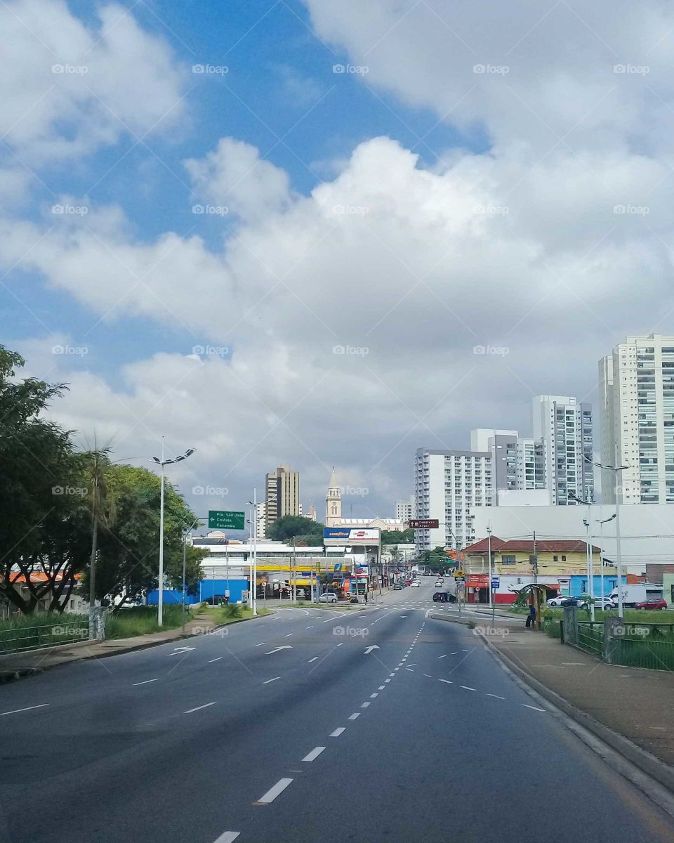 As avenidas vazias devido à quarentena por conta do Covid 19 em Jundiaí, no Brasil. Vale a pena se prevenir!