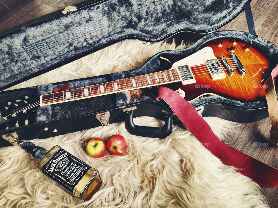 Something for soul . Guitar + whiskey + warm fur 