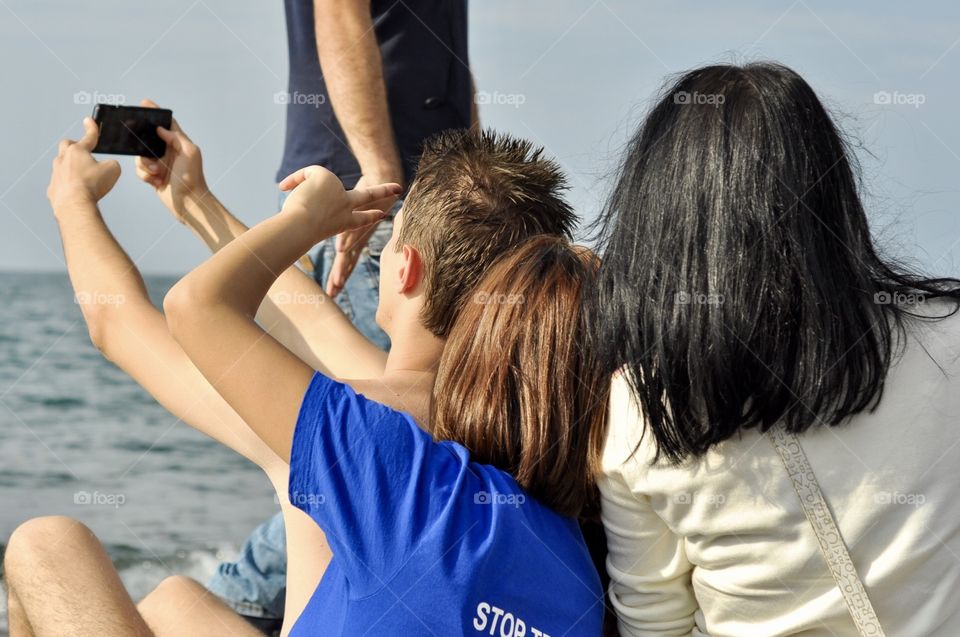 Yang people enjoy the sea