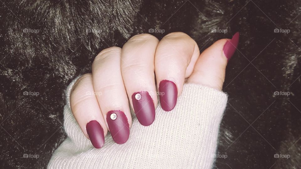 maroon nails