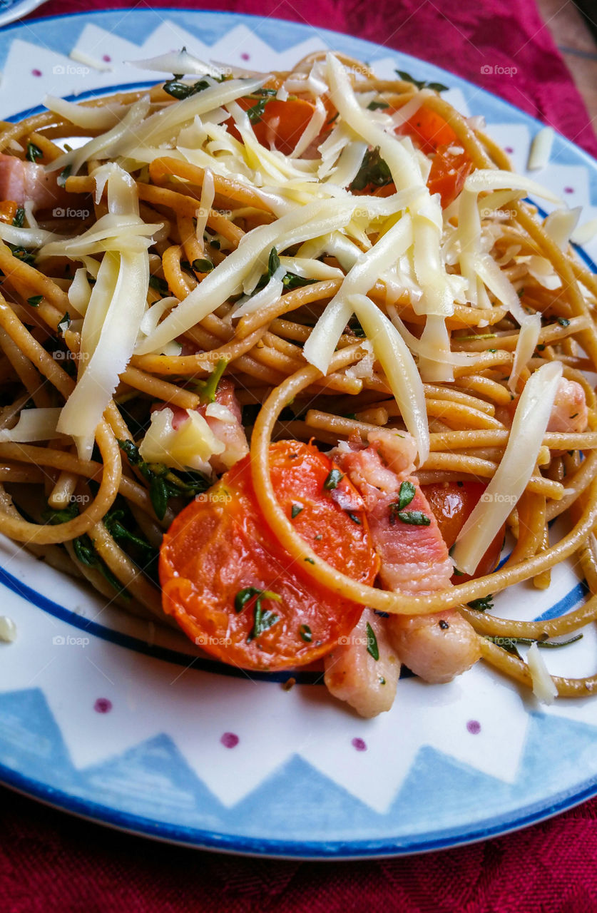 Pasta with cheese, tomatoes and bacon