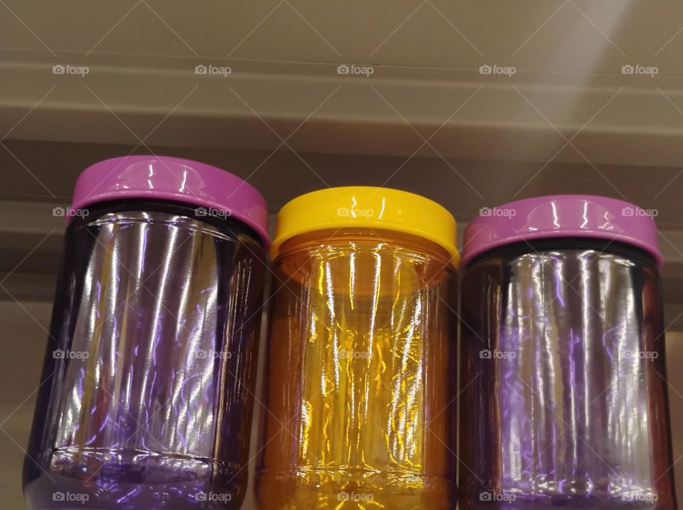 Os potes de vidro coloridos podem ser usados para decorar a cozinha e armazenar alimentos. O vidro âmbar protege o conteúdo  do recipiente,  filtra e bloqueia a luz ultravioleta e parte da luz visivel