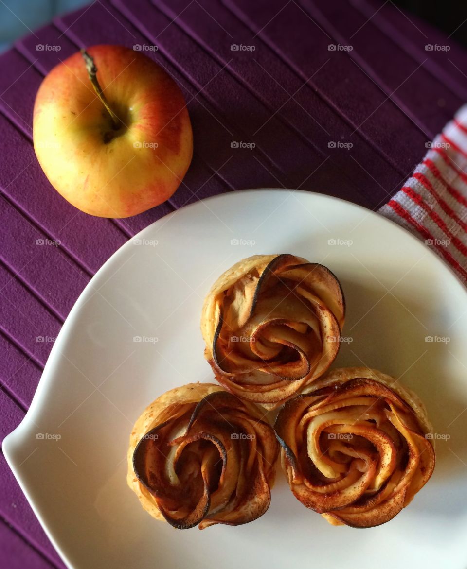 Baked apple roses