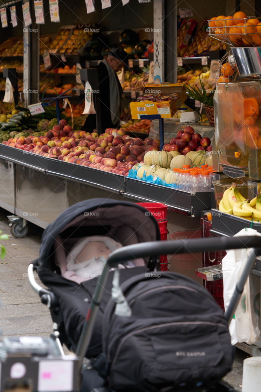 Puesto de fruta en las calles de París 
