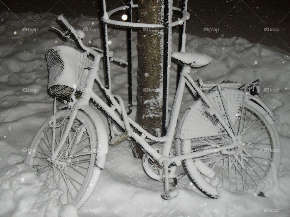 Bicycle and snow