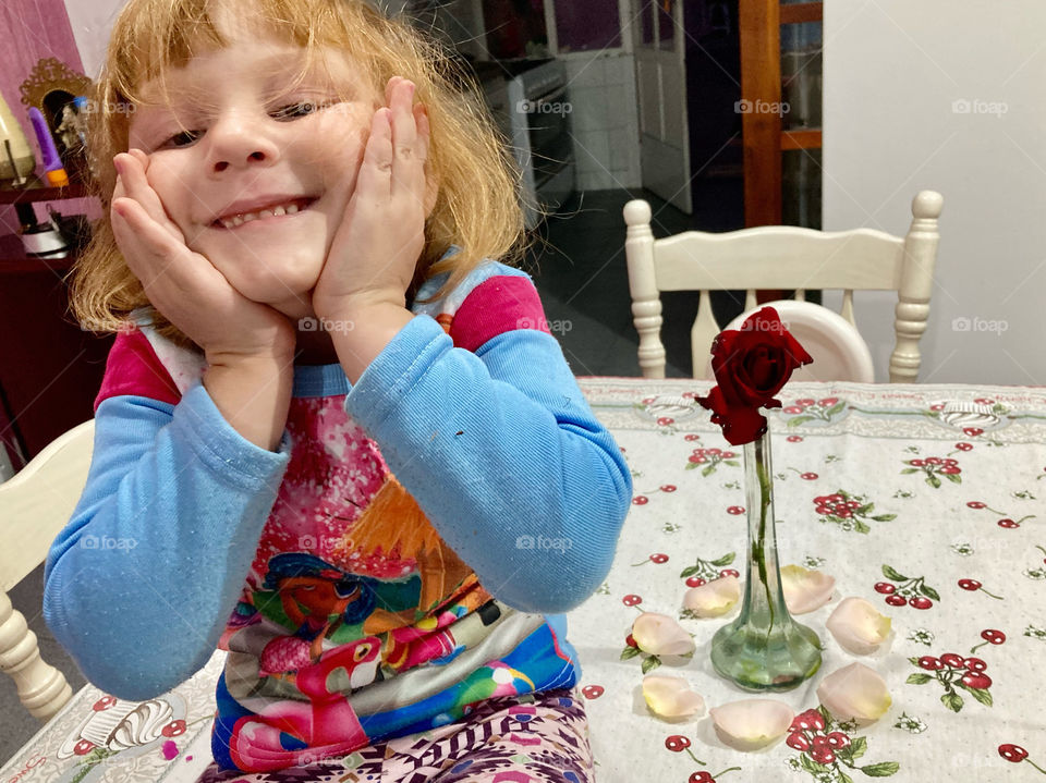 Preparar um singelo vasinho de flor para a esposa amada, acompanhado do sorriso da caçulinha, é apenas um jeito carinhoso para dizer o quanto amo minha querida Andréia ❤️.
Família: onde o amor deve residir sempre.