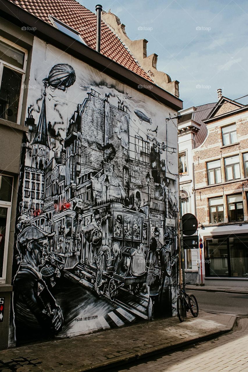 b&w street art