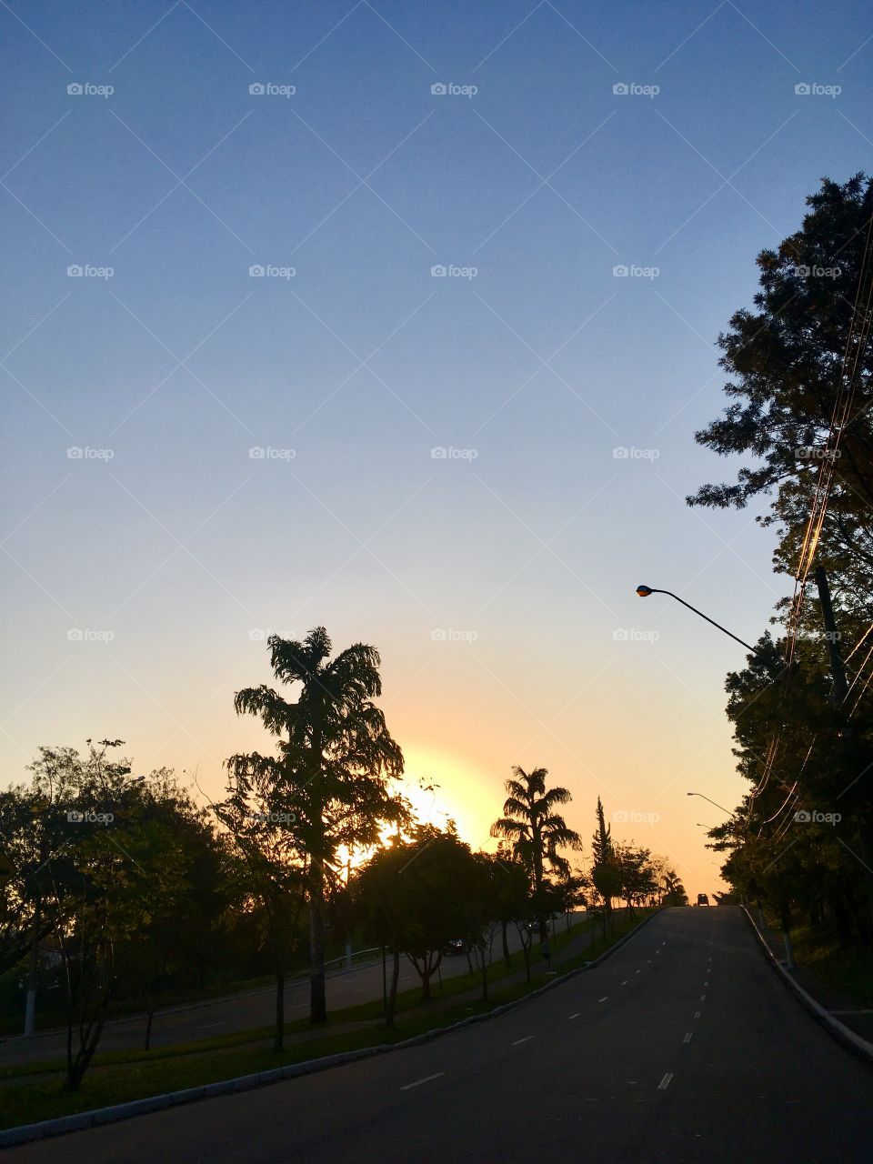 🌄#Entardecer que nos traz motivação!
Como não se inspirar com a beleza da #natureza?
📸 
#fotografia #sol #sun #sky #céu #nature #horizonte #paisagem #landscape #inspiração #mobgrafia #XôStress
#FotografiaÉNossoHobby