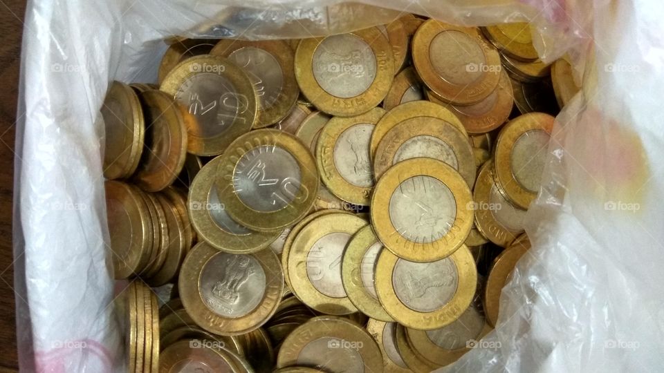 showing 10 rupes coins