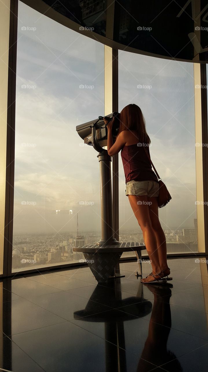 girl looking in bitexco view deck