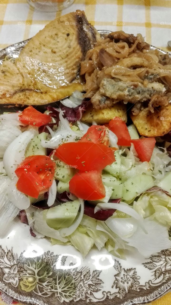 pesce Spada e insalata