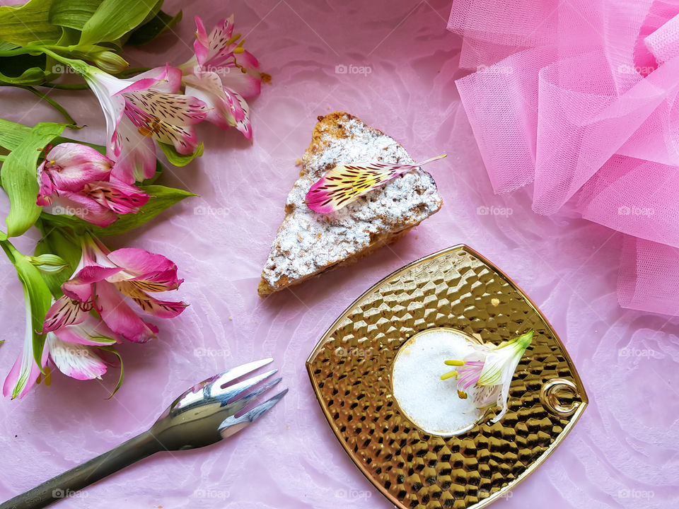 apple pie! enjoying delicious apple pie on sugar covered golden plate with tea can refuel a day's energy, not to mention the art of presentation and decoration. love the flowers and the petal on top