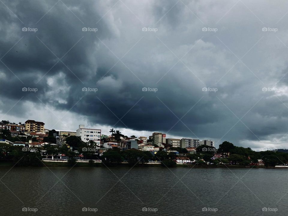 E a chuva voltou e veio pra ficar. Tá de noite, ‘tando de dia.
Quem fica feliz com esse tempo? Não sei. Mas as filhotas estão se divertindo "presas" em casa com os presentes que ganharam…