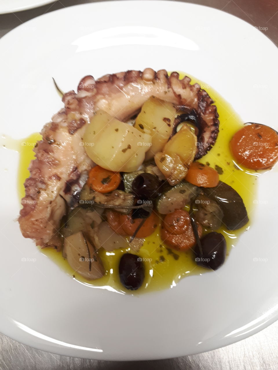 polpo al forno con verdure miste....
baked octopus with mixed vegetables.....
original recipe of "Caffe Bistrot da i secco".....
by Raffaello