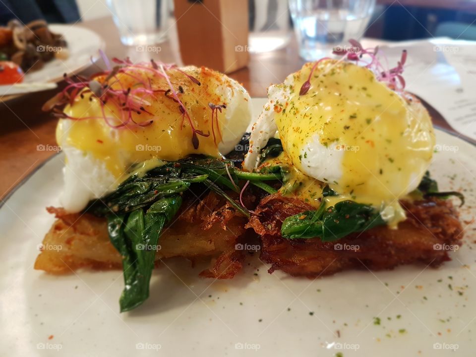 Eggs benedict with hashbrown and spinach
