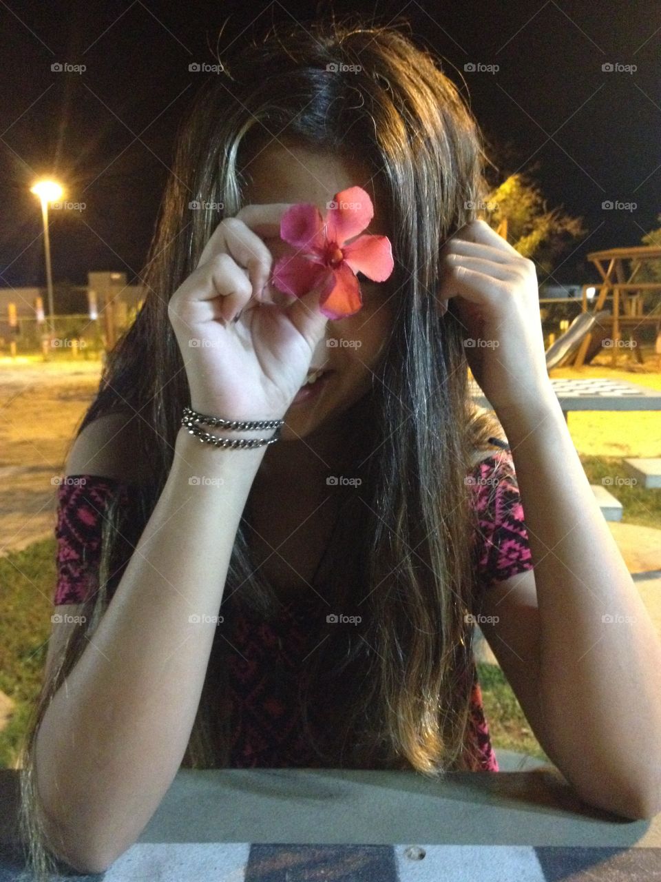 Menina no parque ,sorrindo , com  flor no rosto 🌸