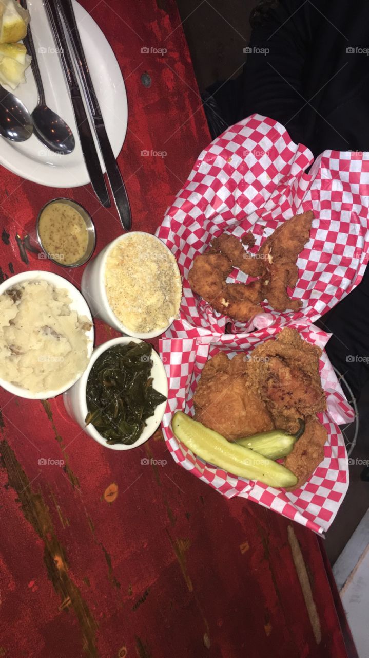 Lucy’s deliciousness and juiciness Fried chicken! With some amazing creamy Mac and cheese. Flavorful greens! And mash potatoes ❤️