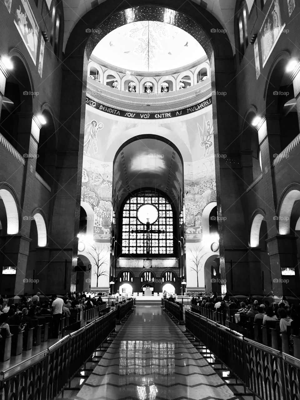 Interior with a view of the main altar of the National Shrine of Aparecida, the Church dedicated to the Virgin Mary as Patron of Brazil🇺🇸/ Interior e altar do Santuário Nacional de Aparecida, a Igreja dedicada à Virgem Maria como Padroeira do Brasil🇧🇷.