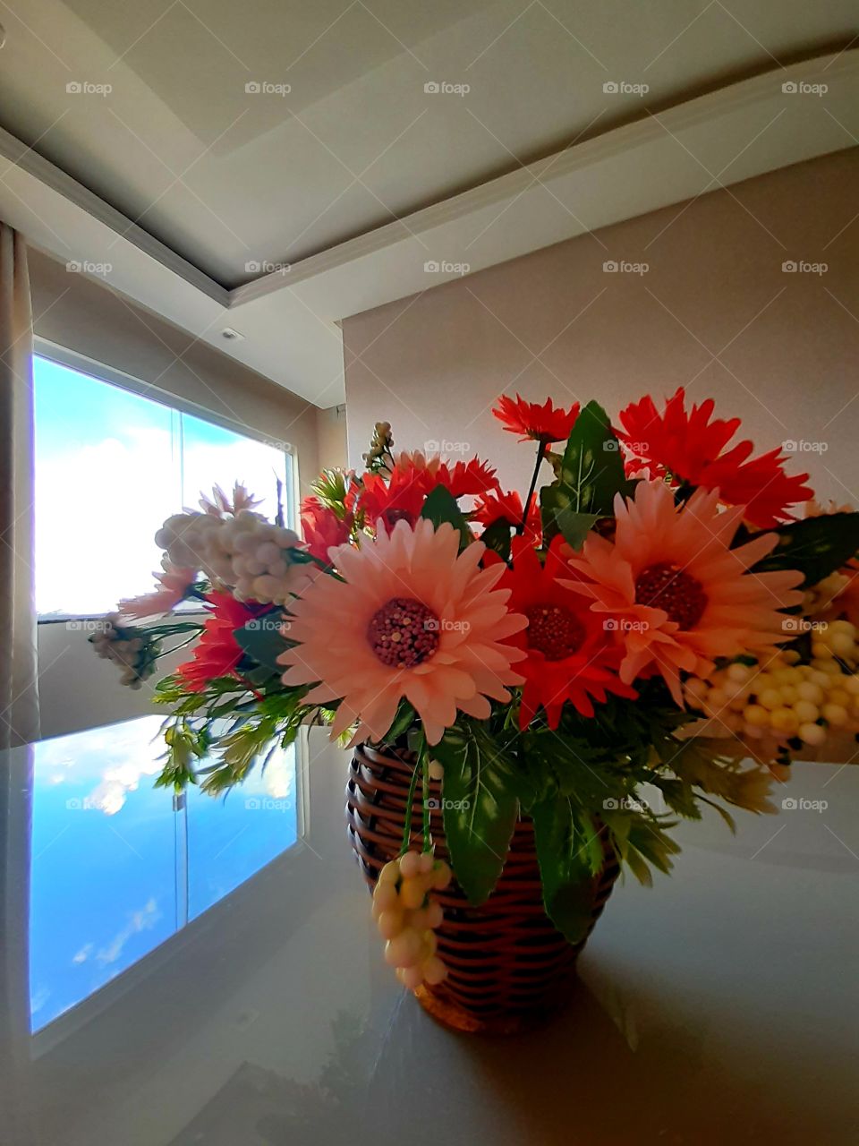 Contrastes de cores na minha sala aconchegante.