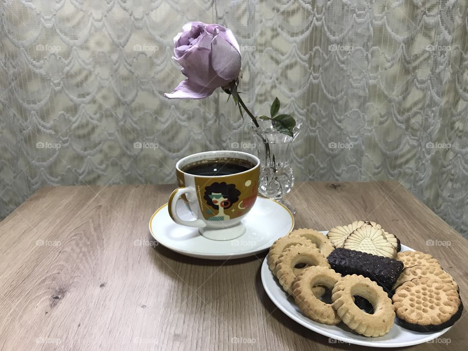 It’s time to take a break and relax with some black coffee and delicious cookies!