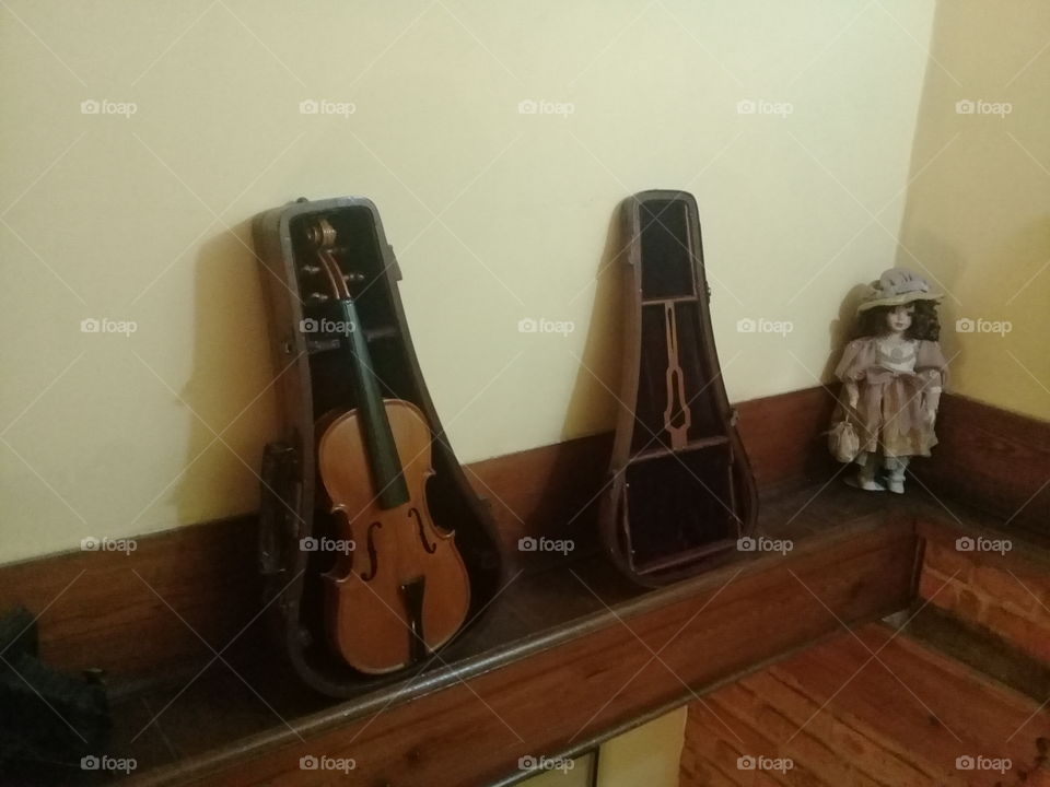 Vejam que beleza: um violino do Século XIX que encontramos na Pousada Koeller. Uma raridade e que hoje decora tão bem o ambiente histórico da chamada "Estrada Real".