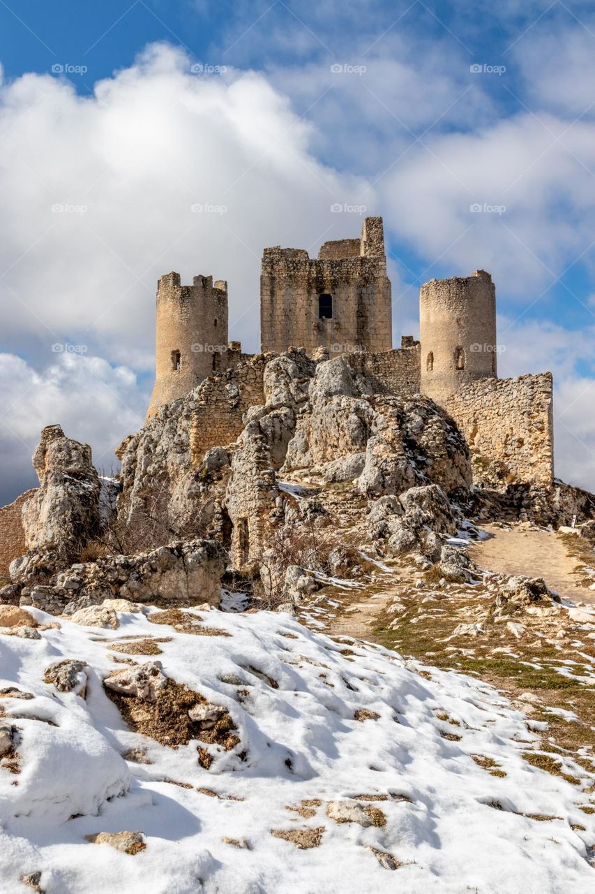the charm of the snow-covered ruins. The castle of Rocca Calascio in all its splendour