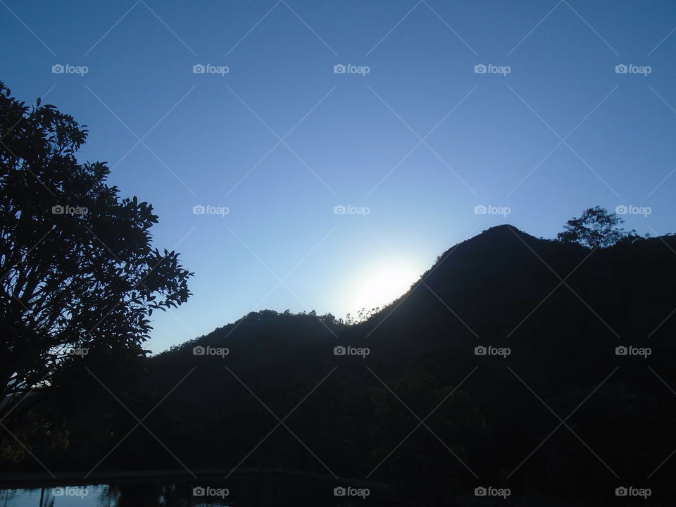 Zìrán, rǎnrǎn shēng qǐ de tàiyáng, gānjìng de tiānkōng, fēngjǐng. 
die ersten Momente des Sonnenaufgangs.