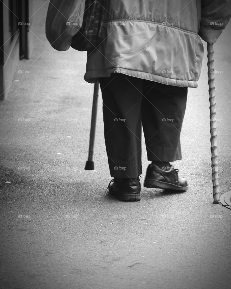 Alte Frau auf Strasse