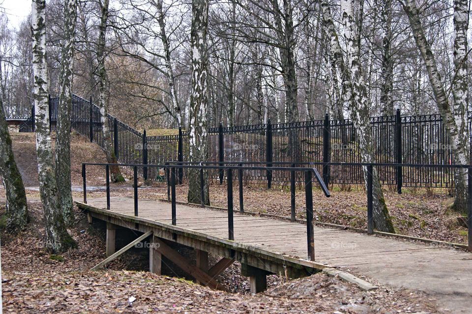 деревянное архитектурное сооружение через овраг