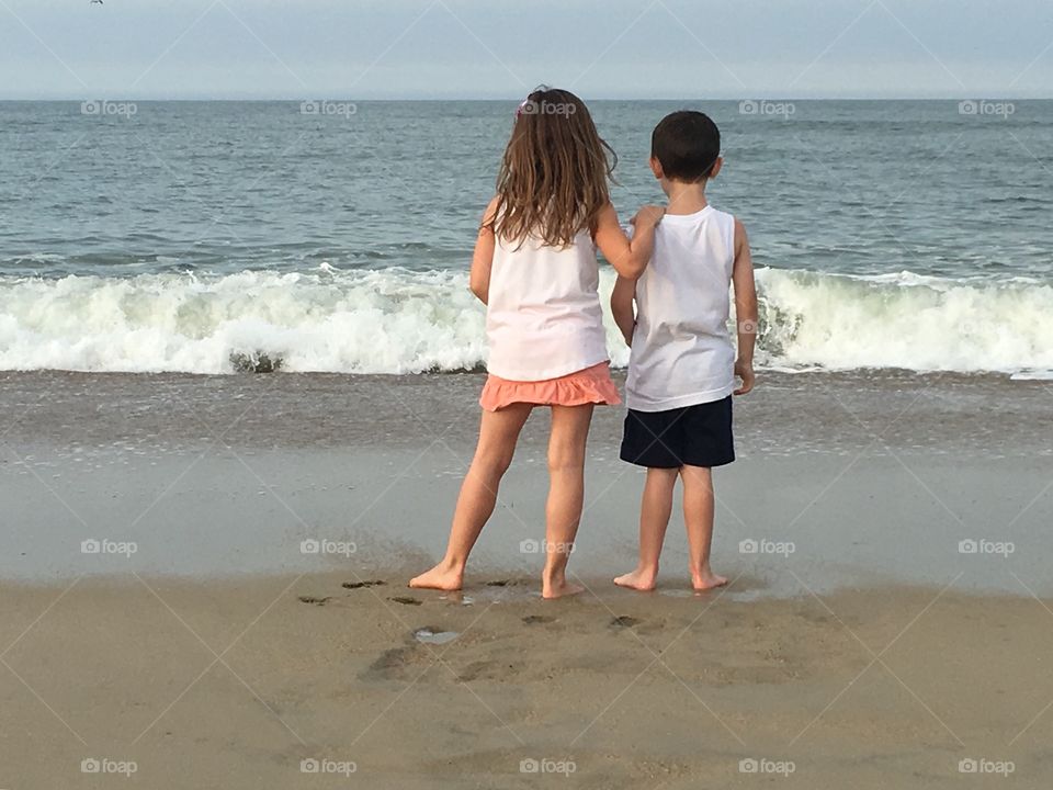 Family love at the ocean edge