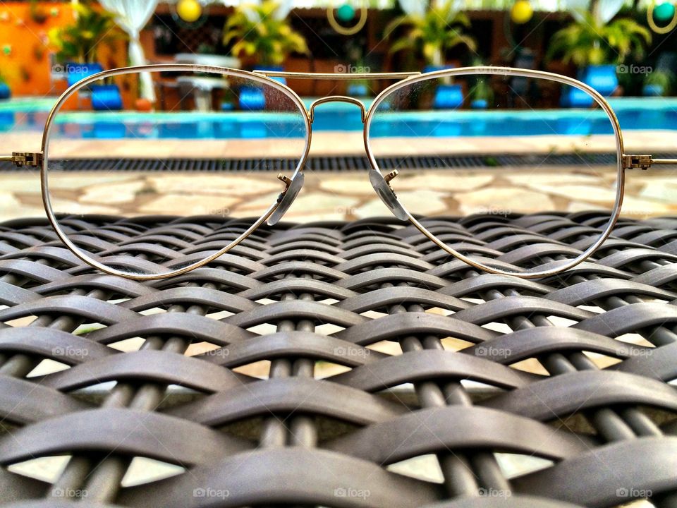 Óculos e piscina