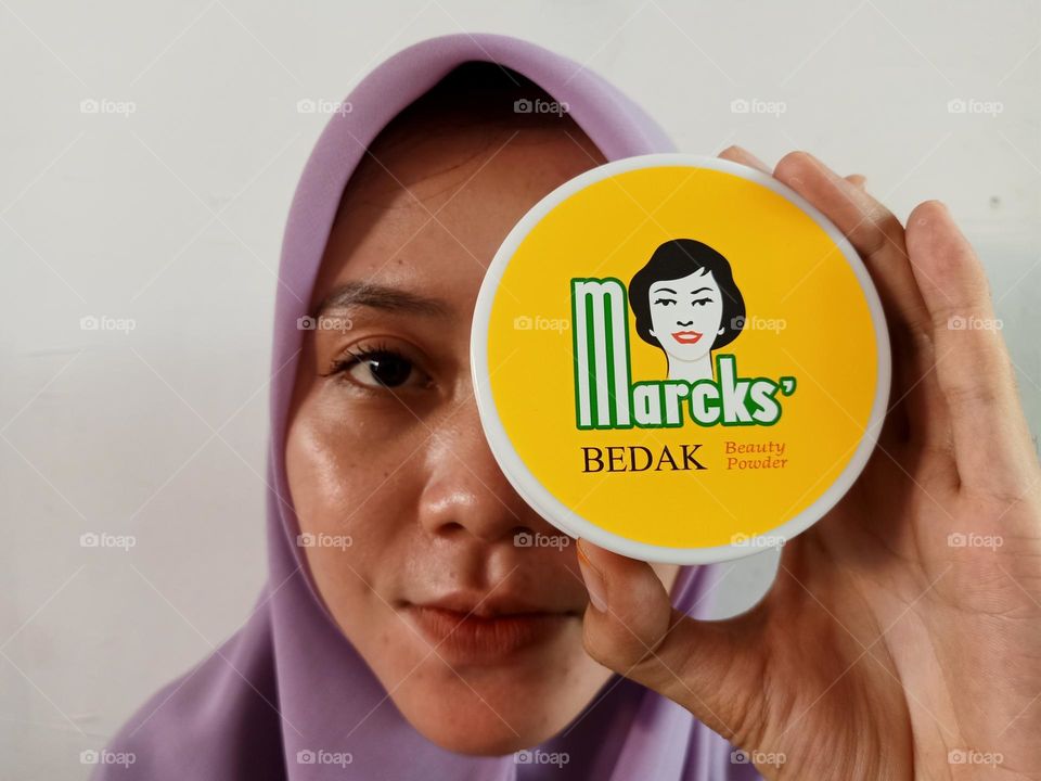 Beauty powder product from Marcks' brand