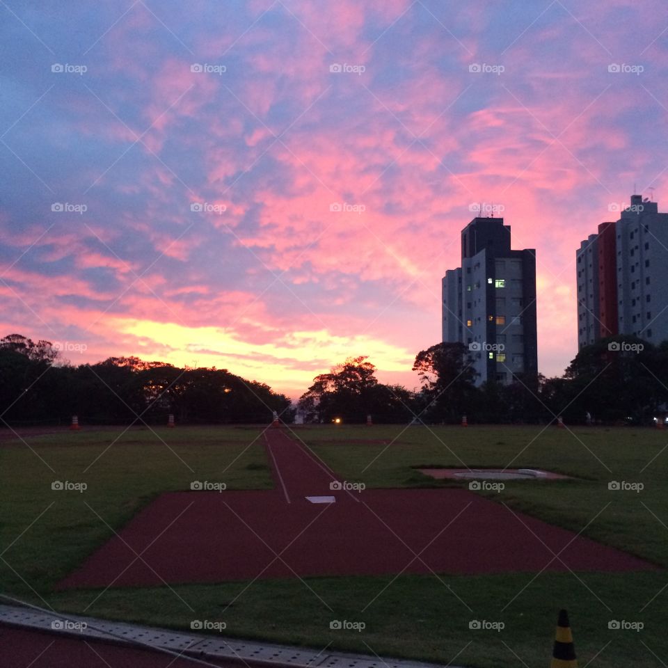 O céu róseo do despertar em Jundiaí, interior do Brasil. Que cores tão belas são essas, não?